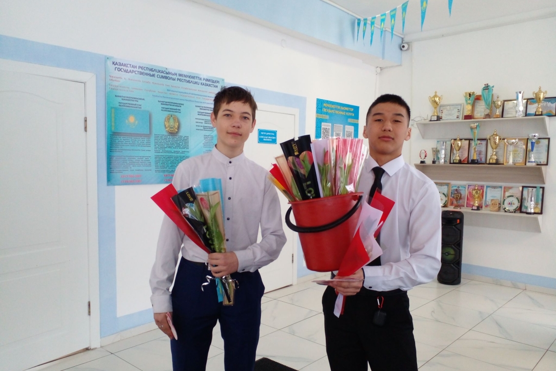 Школьный парламент совместно с профсоюзом и администрацией школы поздравил коллектив Рудной средней школы с Международным женским днем.